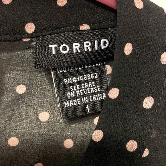 Size 1X Black Sleeveless Blouse with Pink Polka Dots - Picture 5 of 6